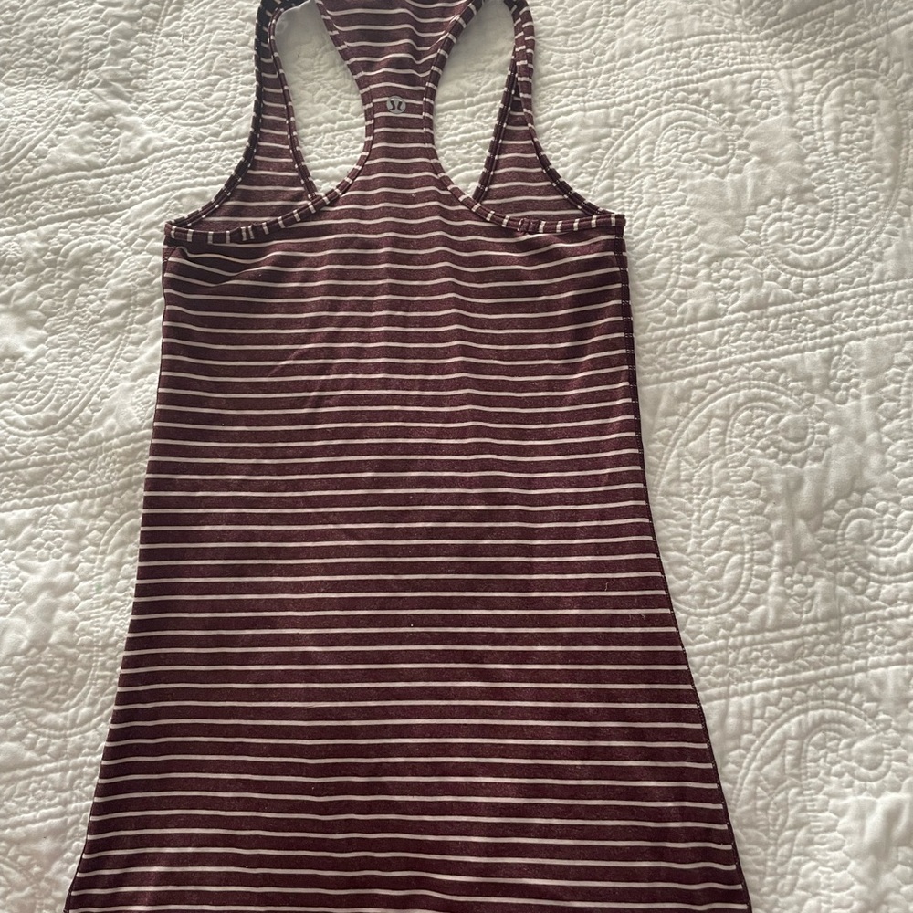 Perfect condition, rarely worn! The color is burgundy and white striped!